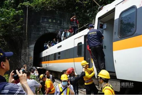 列车遭遇吊臂意外，乘客的呼声与反应