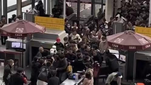 车站对被困动车4小时的乘客补偿措施的回应