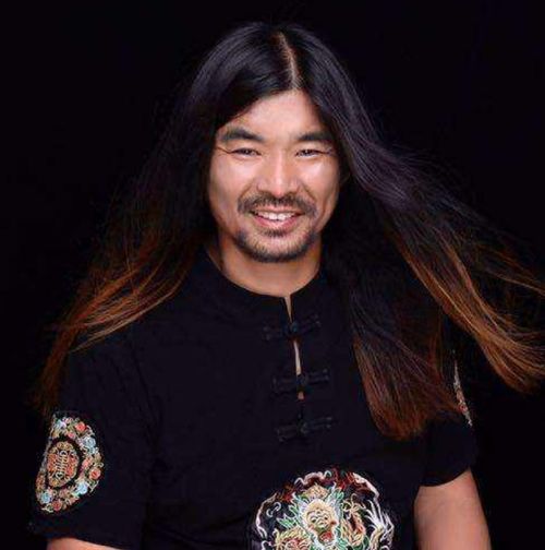 女友上台后细心为赵心童整理头发