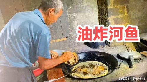 男生展示吃完饭在沙漠里怎么洗碗